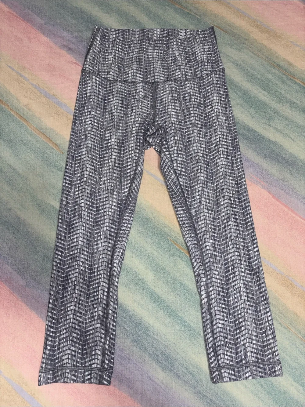 Lululemon Wunder Under Crop Arrow Jacquard size 6